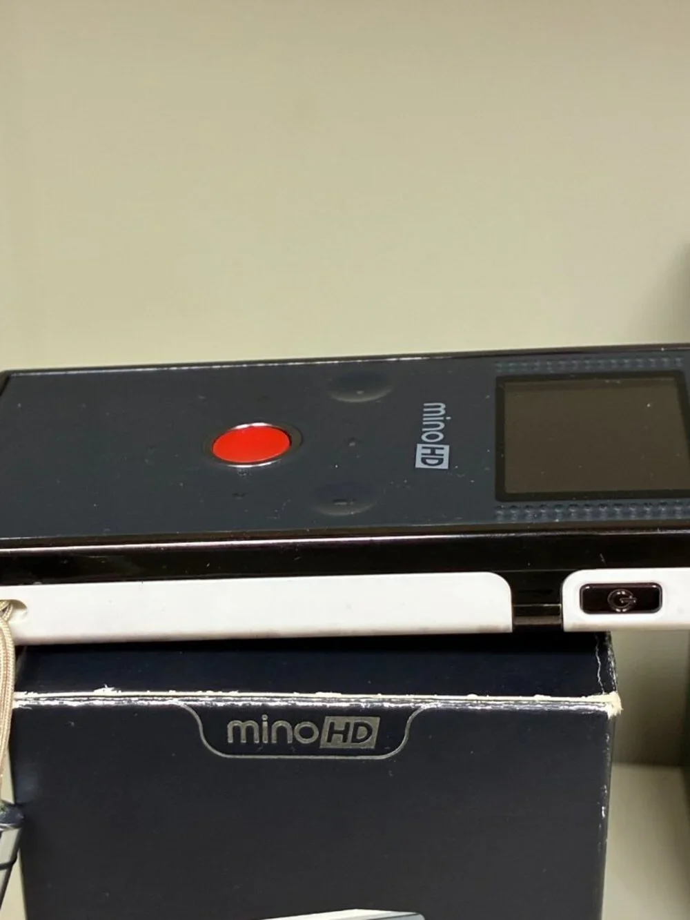 Pure Digital Flip MinoHD F460W Pocket Camcorder White Floral